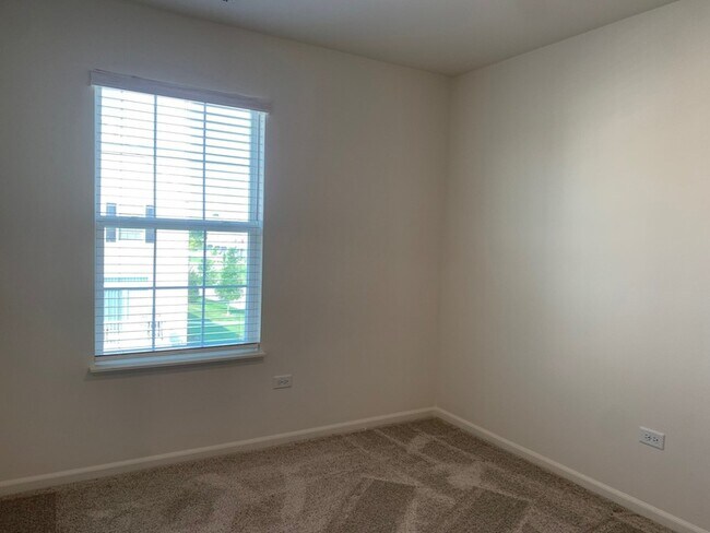 Building Photo - 285 Lakeshore Dr