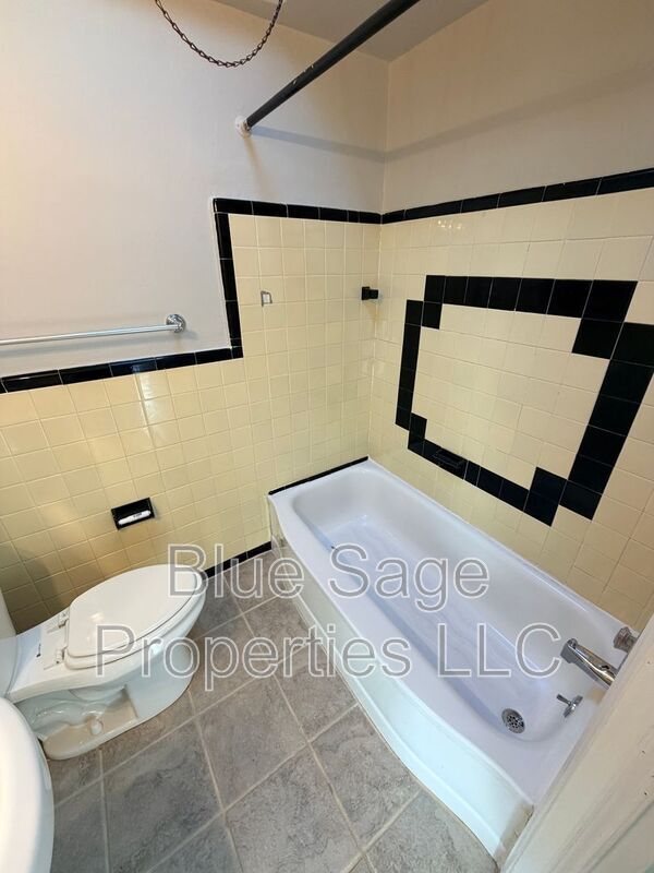 Building Photo - 902 Maple Ave