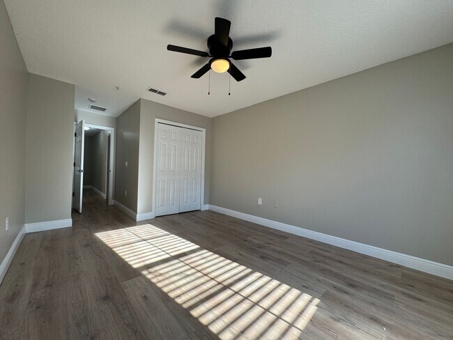 Building Photo - Fully Renovated Townhome | Modern Quartz K...