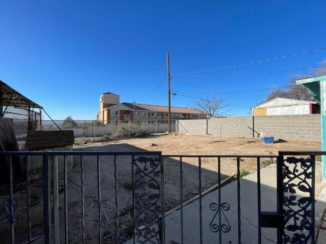Building Photo - 1817 Cornell Dr SE
