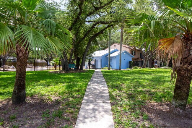 Building Photo - This tasteful decorated home features 3 be...
