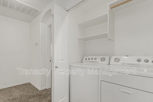 Building Photo - 1402 S Newberry Ln