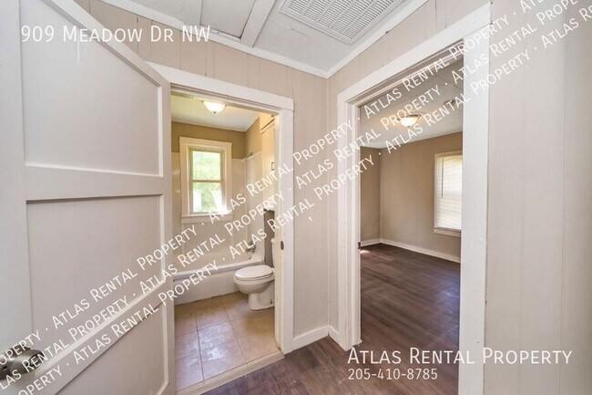 Building Photo - 909 Meadow Dr NW