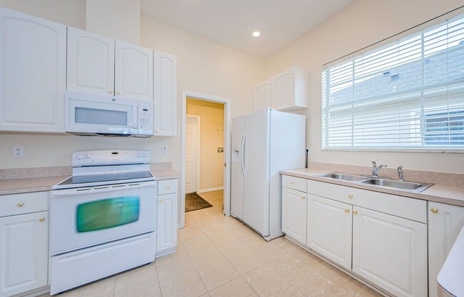 Building Photo - Beautiful 4 bedroom 3 bath townhome