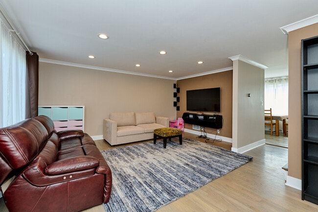 Building Photo - 926 N Boxwood Dr