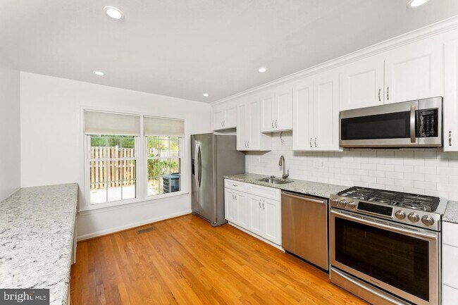 Building Photo - 1808 Golf View Ct