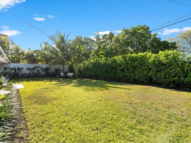 Building Photo - 1945 Alamanda Dr
