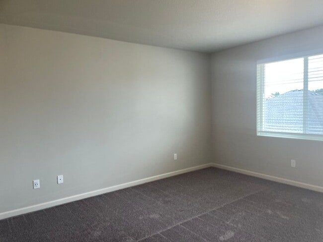 Building Photo - 4 Bed 2.5 Bath Home! Located near the Ridgefield Outdoor Recreation Center, equestrian facilities...