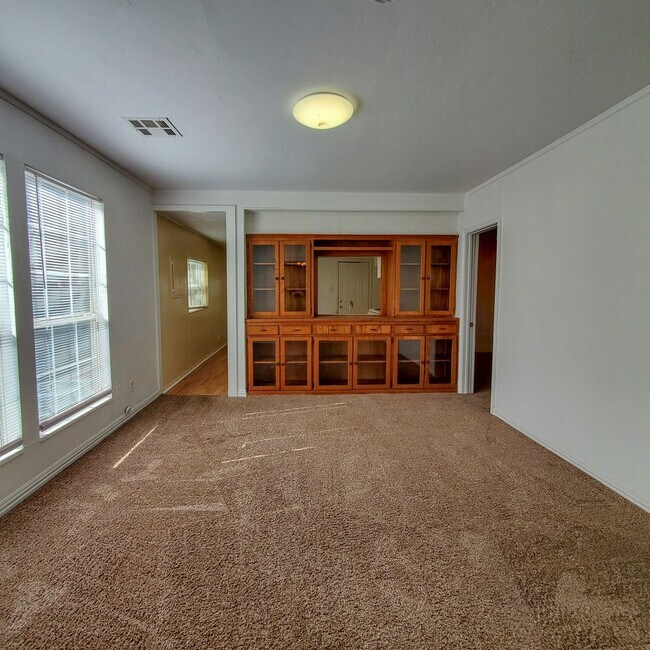 Building Photo - 3 Bedroom home in Shawnee