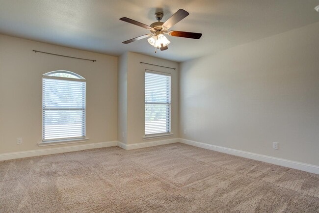 Building Photo - Immaculate newer 4/3/2 1/2 block from Quin...