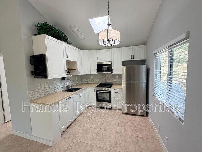 Building Photo - 13755 Vía Encantado