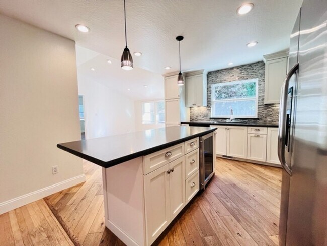 Building Photo - Charming and Move-in Ready 3BD/2BA, Single...