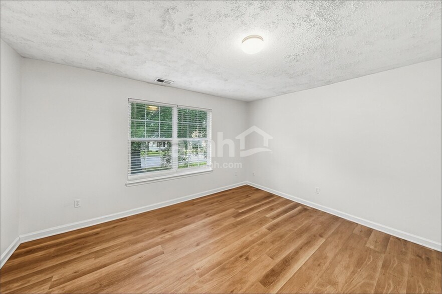 Building Photo - 4238 Zephyrhills Dr