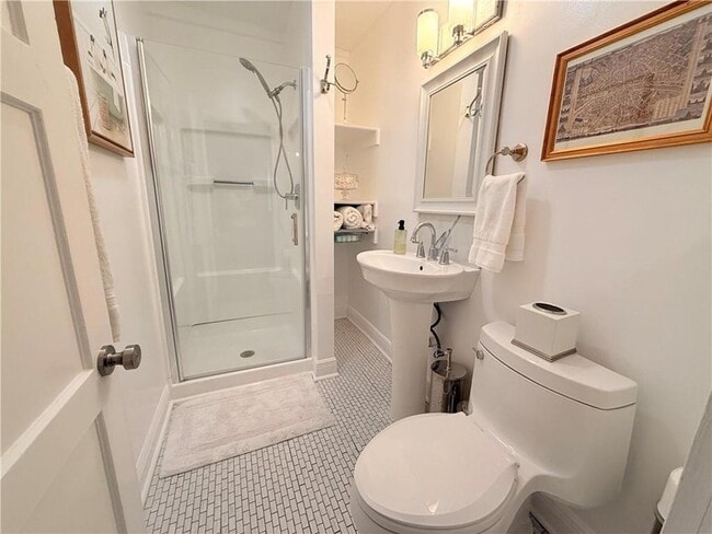 Building Photo - 611 Lyons St