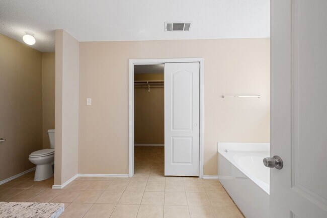 Building Photo - Spacious 4 Bedroom, 2 Bath, 1-Story Home i...