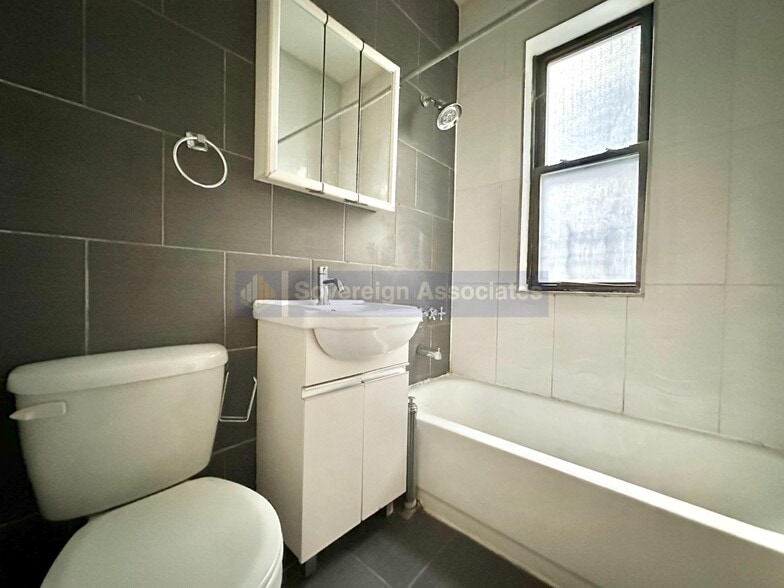 Building Photo - 526 W 161st St