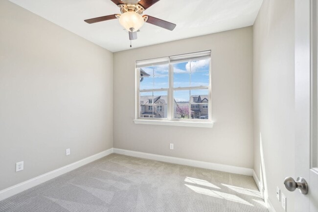 Building Photo - 3 BR/2.5 BA Luxury Townhome