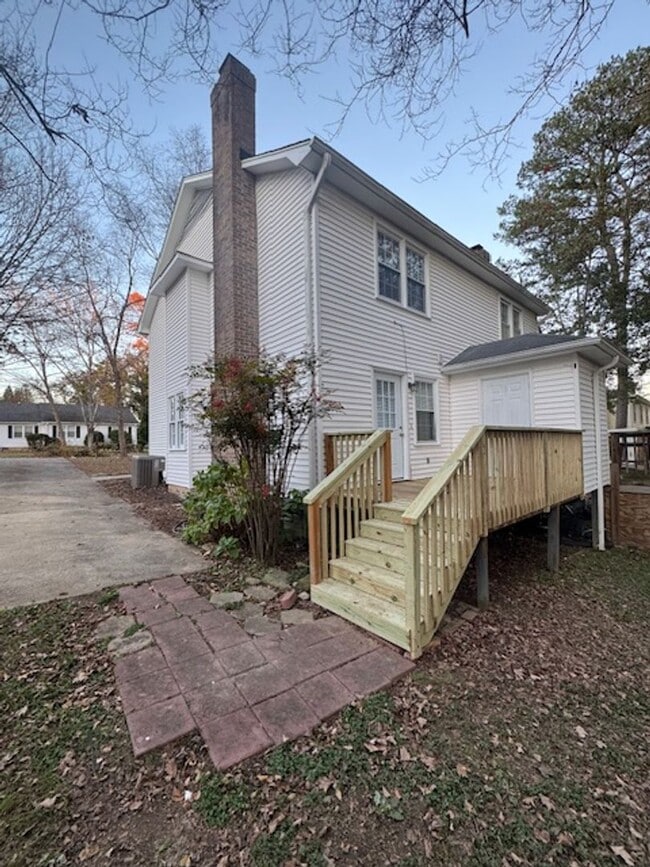 Building Photo - Great Location ! This 2 bedrooms, 1.5 bath townhome is conveniently located in Greer close to sho...