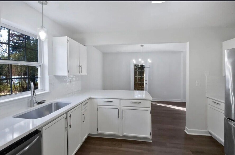 Building Photo - 2564 Captains Watch Rd NE