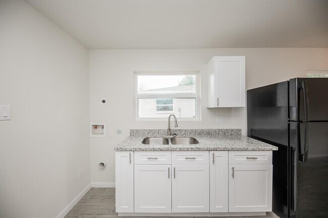 Building Photo - 5044 Mallow St