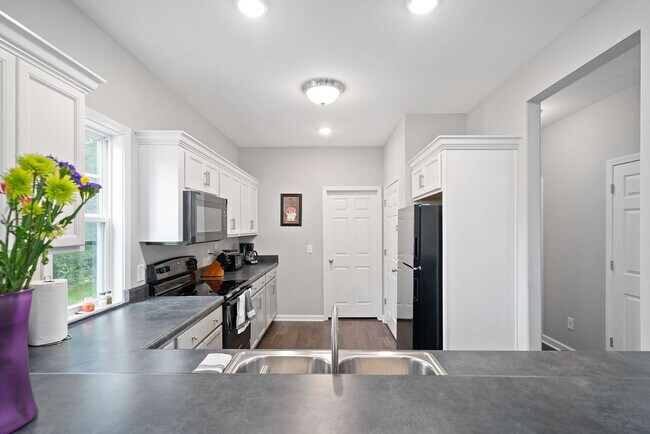 Building Photo - 443 Reynolds St