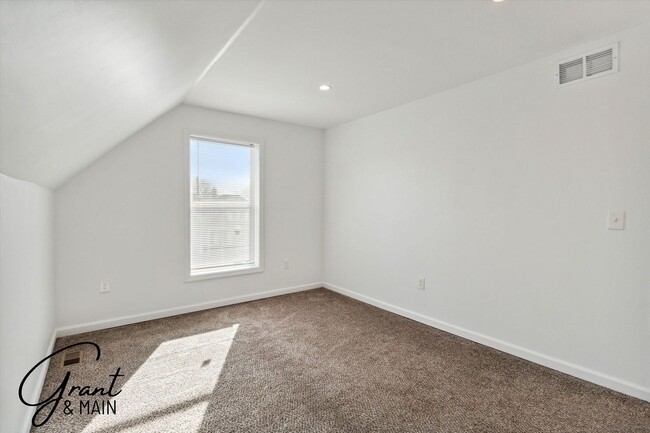 Building Photo - $1,450 - 3 Bed / 1 Bath Newly Renovated Ho...