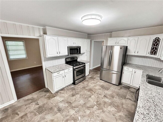 Building Photo - 4239 Pinetree Dr