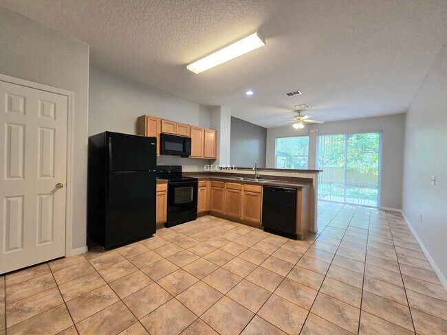 Building Photo - Three Bedroom unfurnished town house (Kiss...