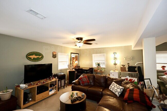 Building Photo - 3012 Elmbrook Rd