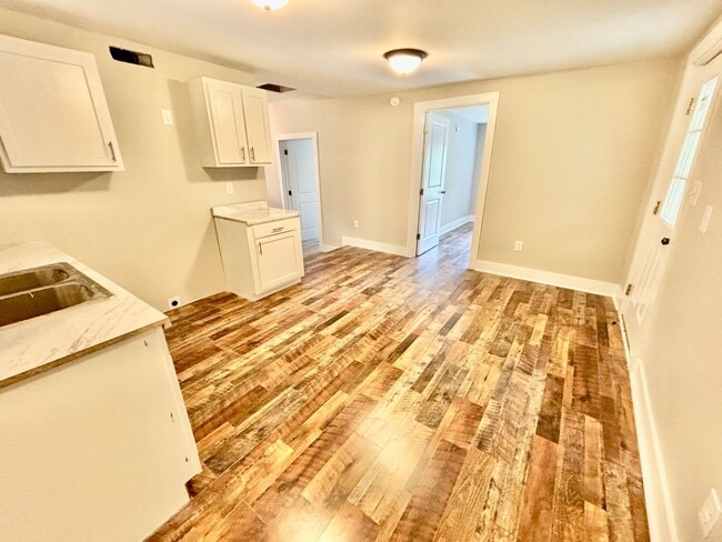 Building Photo - Fully Remodeled 3BR Gem in Frankfort