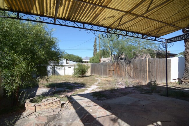 Building Photo - Charming 2 Bedroom 1 Bath House! Close to ...