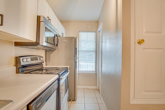 Building Photo - Adorable Updated 2BR Cottage-Style Townhom...