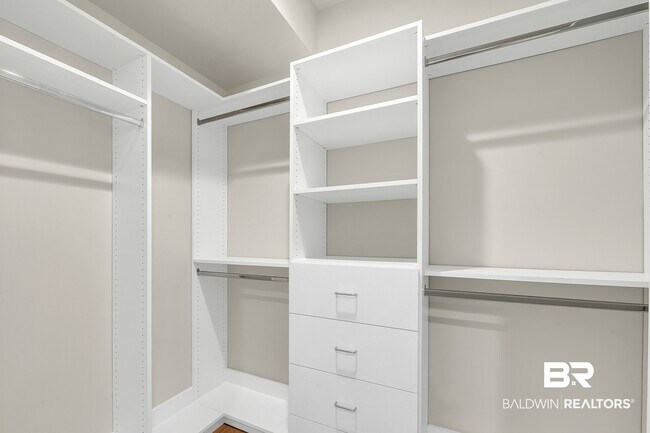 Building Photo - 27085 Park Dr