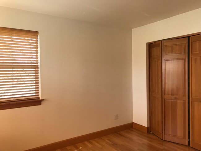 Building Photo - 3911 NE 9th Ave