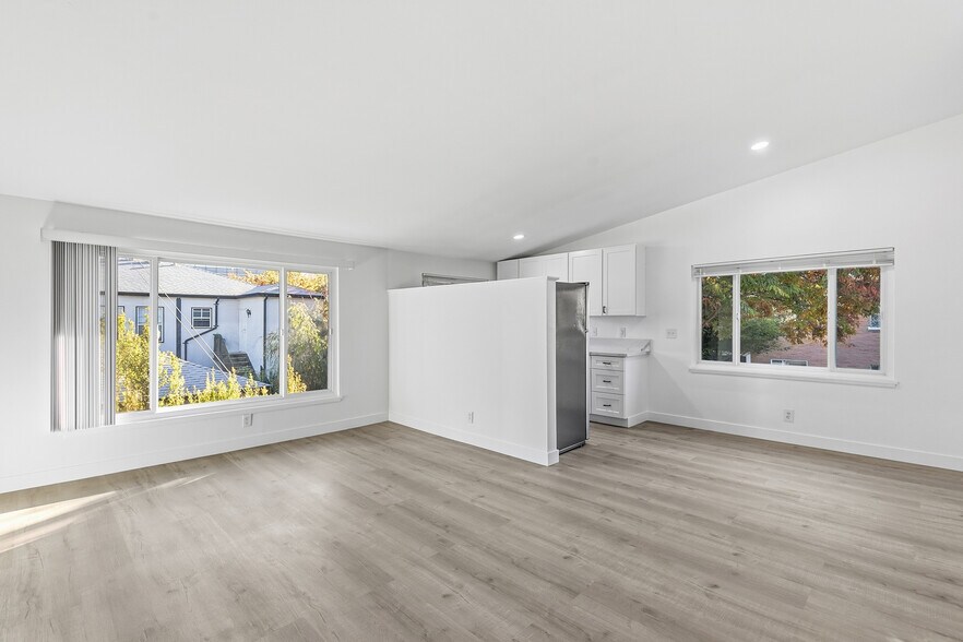 Building Photo - 360 S Reeves Dr