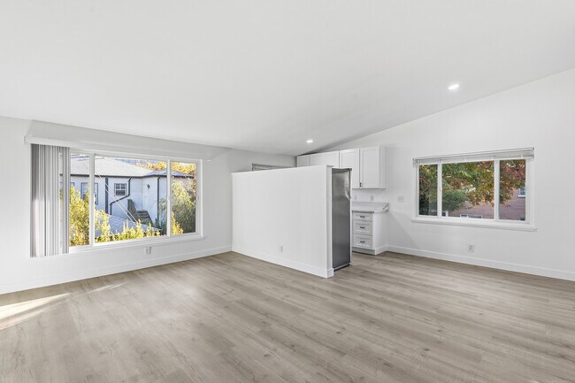 Building Photo - 360 S Reeves Dr