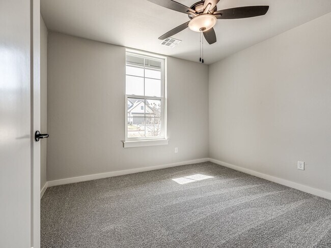 Building Photo - Newer Beautiful home in East Edmond + 4 Be...