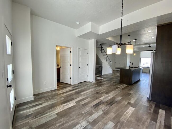 Building Photo - Draper townhome with VIEWS!