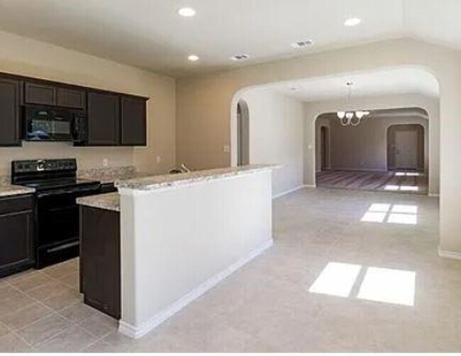 Building Photo - Spacious 3 bedroom, 2 bath available!