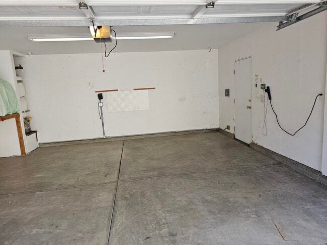 Building Photo - 397 Raven Way