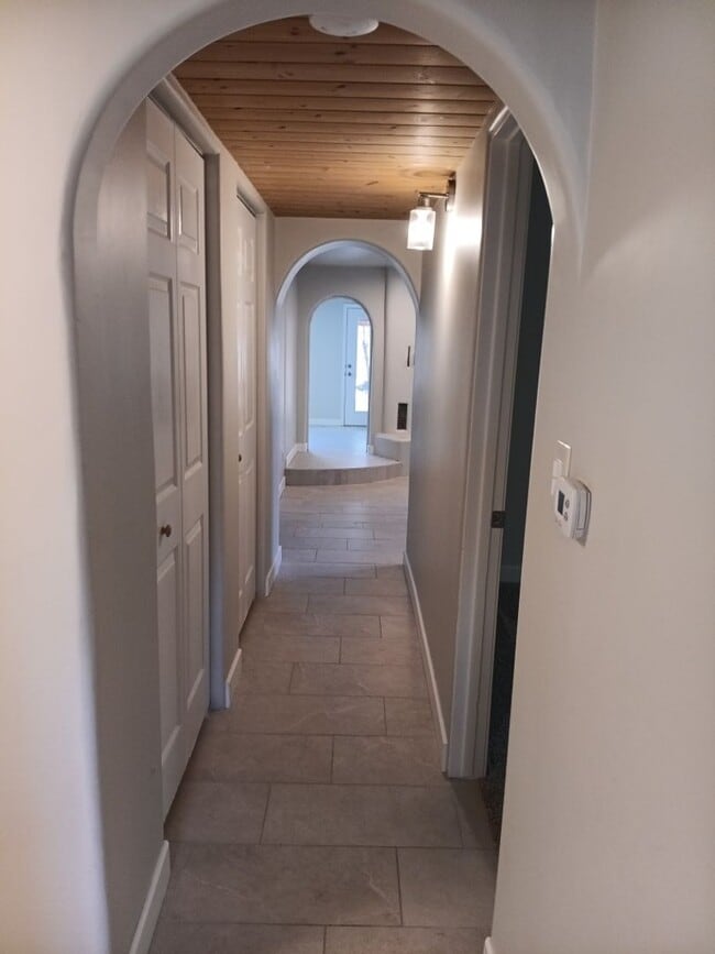 Building Photo - Stunning 4-bedroom 3-bathroom home in Santa Fe! Showings available NOW!
