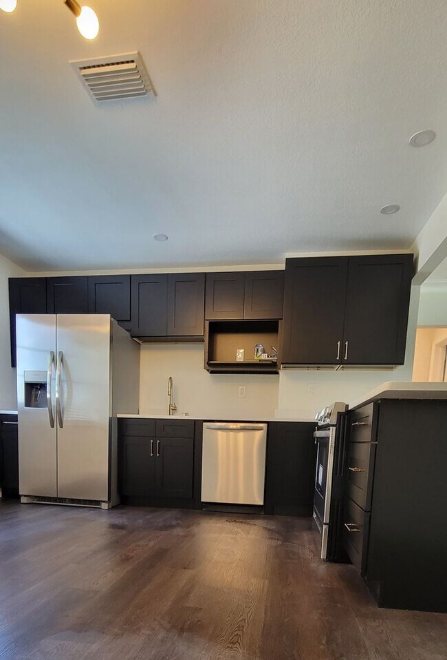 Building Photo - SPACIOUS 3 BEDROOM 2 BATH - ST. PETERSBURG, FL