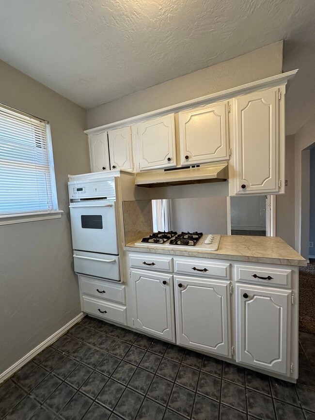 Building Photo - 4844 Woodview Dr
