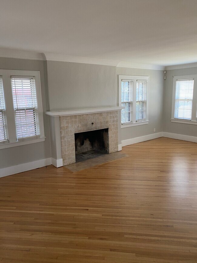 Building Photo - 74 E Iroquois Rd