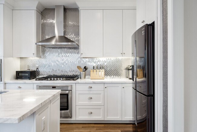 Building Photo - Thoughtfully Renovated 3 Bed, 2.5 Bath Sin...