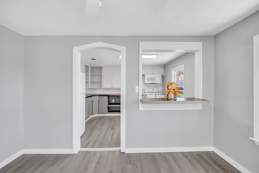 Building Photo - 4255 State Highway 323 W