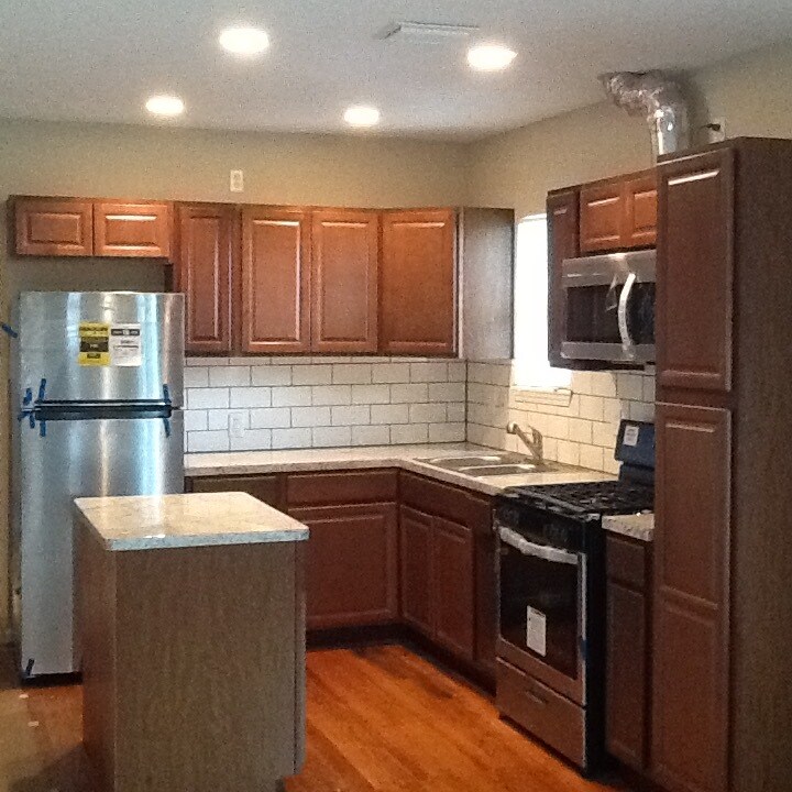 Full kitchen with gas appliances and garbage disposal. - 429 W 2nd St