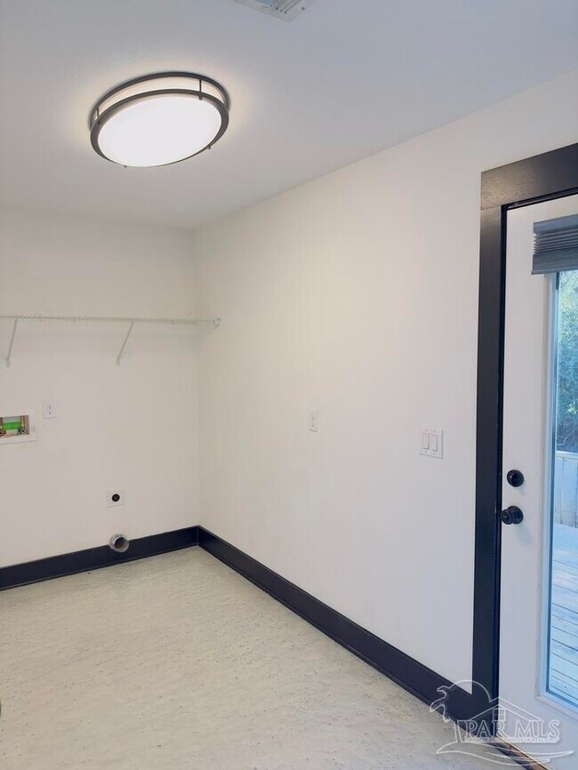 Building Photo - 6408 Sarasota St