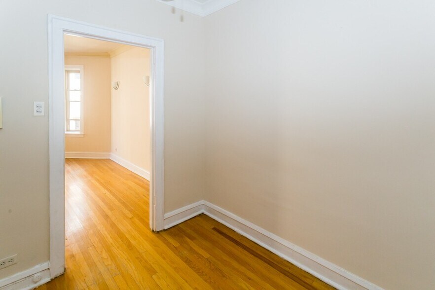 Building Photo - 4234 N Paulina