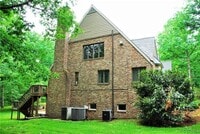 Building Photo - Large Walkout Basement Apartment w/ Pool